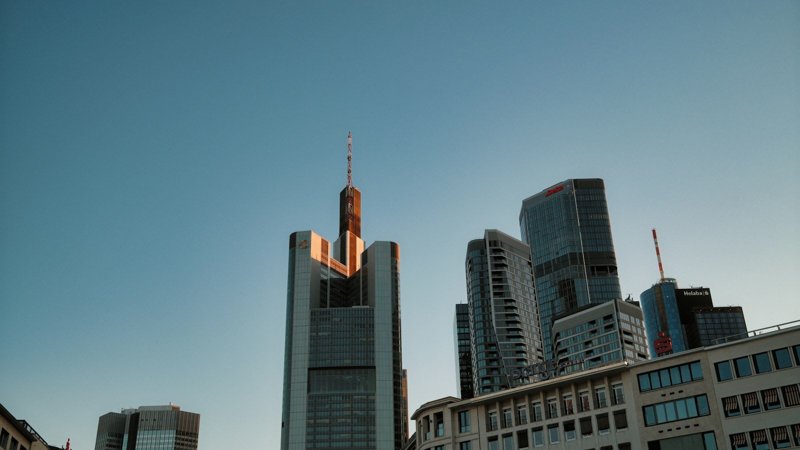 Big Bank Q3 Earnings: Trading Strength Meets Rate Pressure